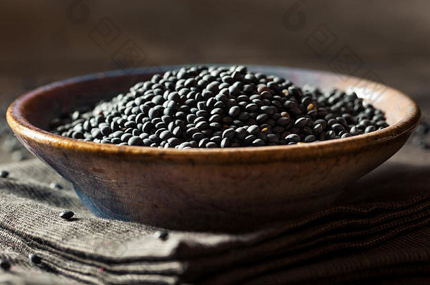 生的有机黑扁豆放在碗里
