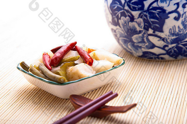 亚洲腌蔬菜美丽的蓝色的花Jar