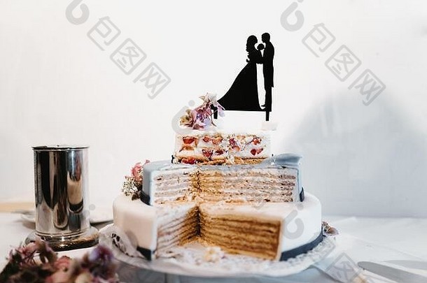 带<strong>花</strong>的<strong>分层</strong>婚礼蛋糕的照片
