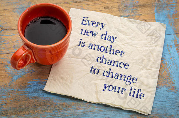 每一天都是另一个改变你生活的机会——用一杯咖啡在餐巾纸上书写