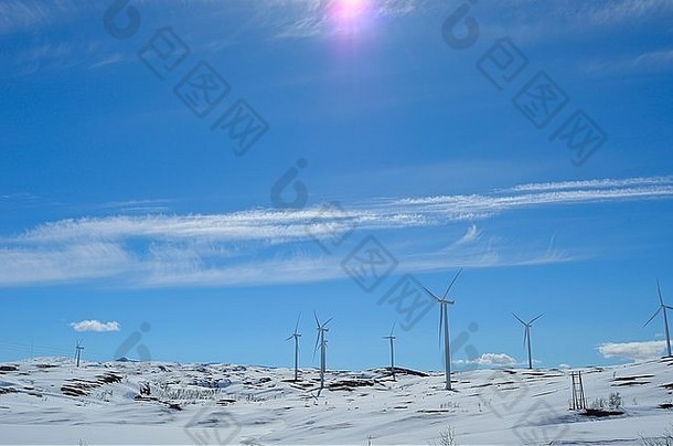 在<strong>蓝色</strong>阳光明媚的冬日，山顶上的风车公园