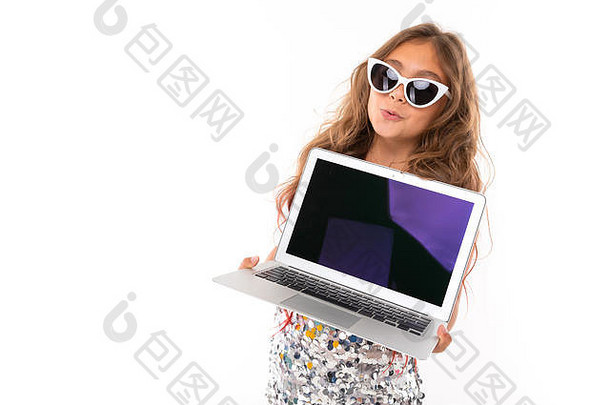 穿着闪亮连衣裙、戴着时尚的白色太阳镜、手持<strong>创新型</strong>黑屏笔记本电脑的少女