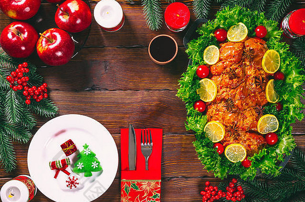 圣诞餐桌晚餐时间，烤肉装饰成圣诞风格。背景感恩节。家庭度假的概念，美丽的delic