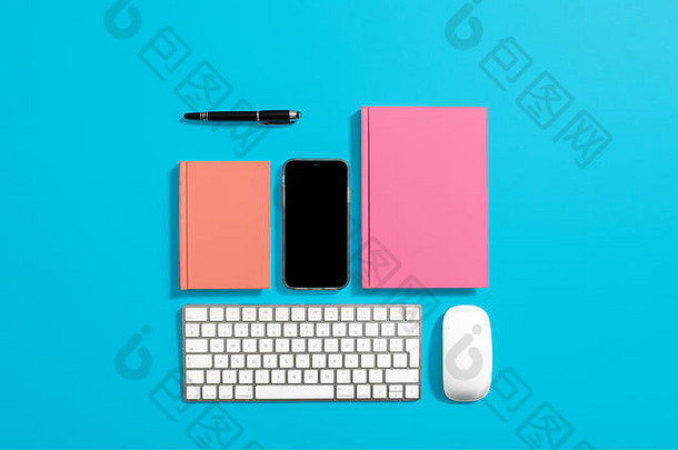 橙色精装书笔记本日记杂志蓝色的背景电脑设备