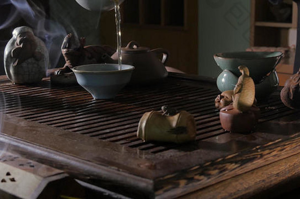 传统的中国人茶仪式对于茶玻璃粘土倒茶包