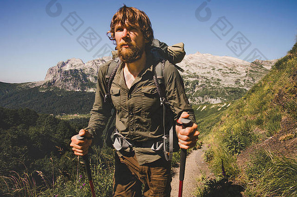 满脸胡须的男子旅行者背着背包登山旅行生活方式概念山在背景上开展暑期活动