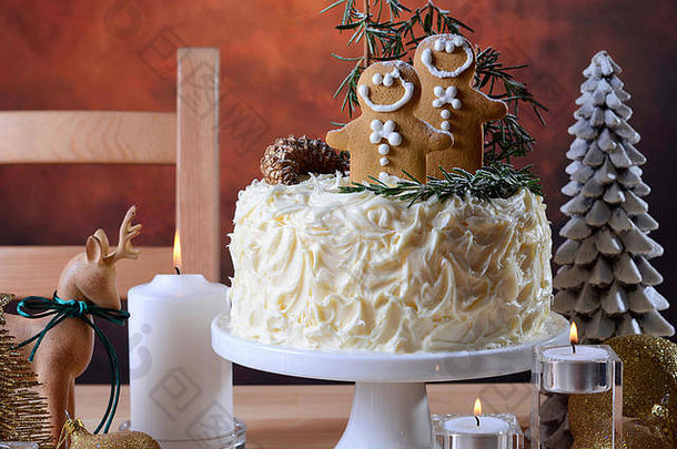 节日假期圣诞节奇观核心白色巧克力蛋糕姜饼但烹饪迷迭香树装饰现代锈