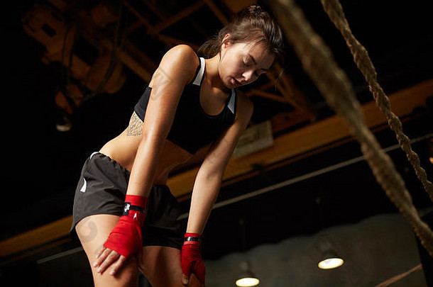 低角肖像疲惫女运动员停止抓呼吸锻炼复制空间