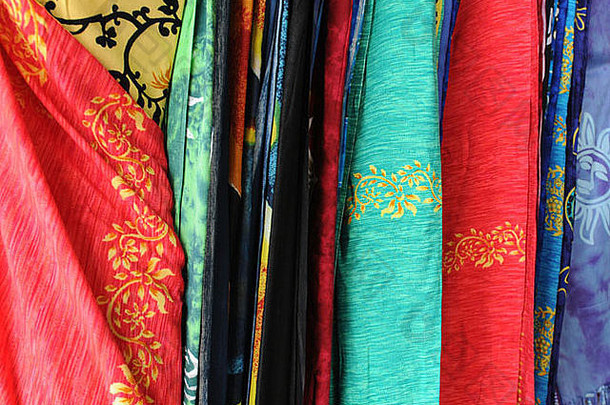 商店里为购物者悬挂的各种彩色围巾
