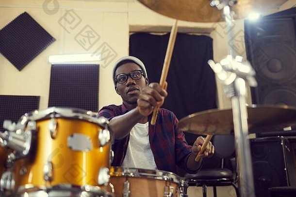 肖像年轻的非裔美国人鼓手准备音乐会彩排声音检查复制空间