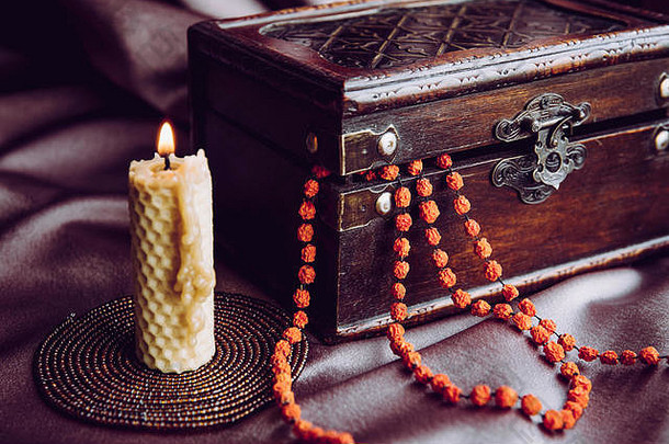 项链使干罗文浆果民间传说保护拼写魅力概念蜂蜡蜡烛燃烧链挂棕色（的）木装饰