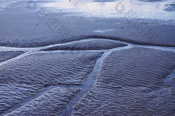 冰岛西部Borgarfjörður泥滩的抽象形状，在冬季昏暗的光线下呈现出<strong>深沉</strong>的颜色