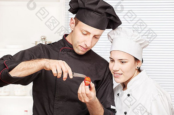 高级厨师教年轻厨师装饰草莓