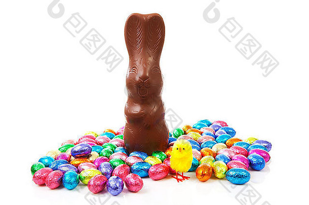 牛奶巧克力复活节兔子色彩斑斓的鸡蛋白色背景