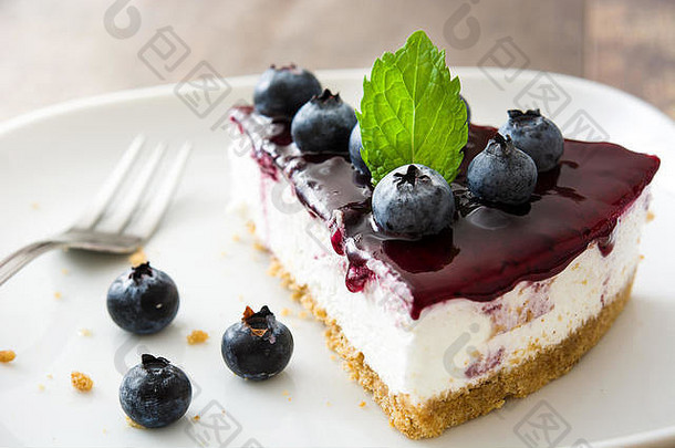一块蓝莓芝士蛋糕木表格