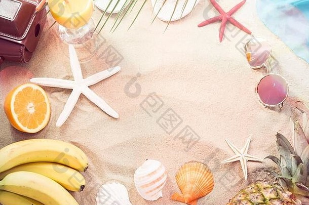 夏季背景，沙滩上有热带水果