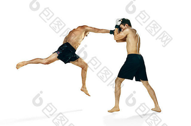 两名职业拳击手在白色工作室背景下进行拳击比赛