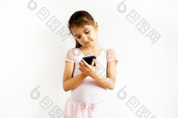 看着智能手机的白人小女孩。观看视频和社交媒体。COVID-19大流行检疫概念期间的在线通信。