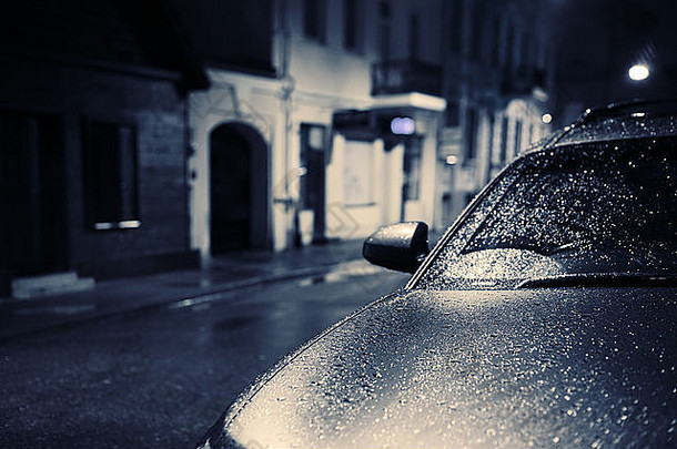晚上街湿雨车