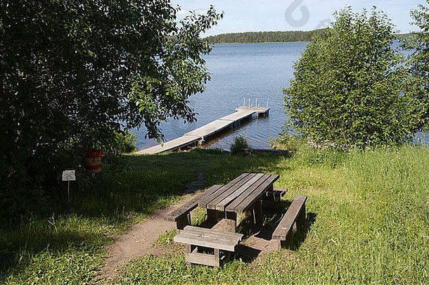 木表格长椅湖岸芬兰