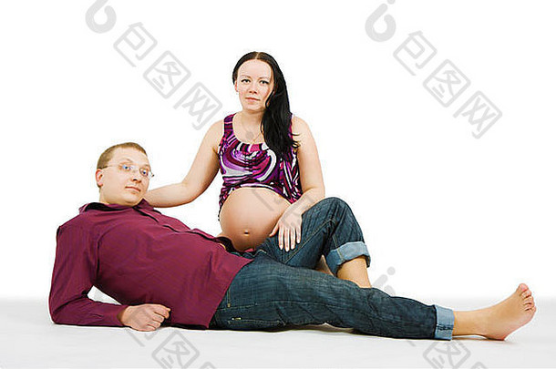 白色背景的幸福年轻夫妇。怀孕