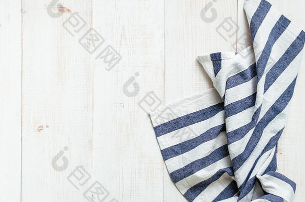 视图白色木表格亚麻厨房毛巾纺织餐巾蓝色的桌布白色木桌面复制空间文本模拟设计
