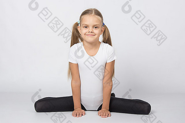 一年女孩有抱负的体操运动员执行数量培训练习