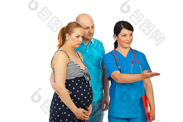 女医生邀请<strong>加入</strong>或向怀孕夫妇展示在白色背景上隔离<strong>的</strong>图像右侧部分