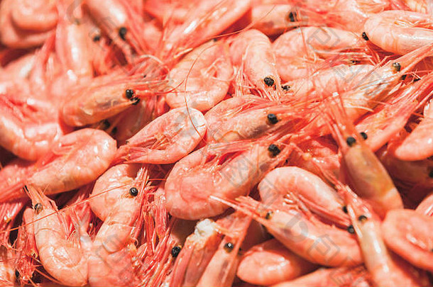 红虾躺在<strong>海鲜店</strong>的柜台上