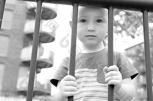 监狱里一个悲伤的孩子的画像
