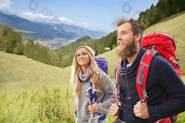 微笑夫妇背包徒步旅行