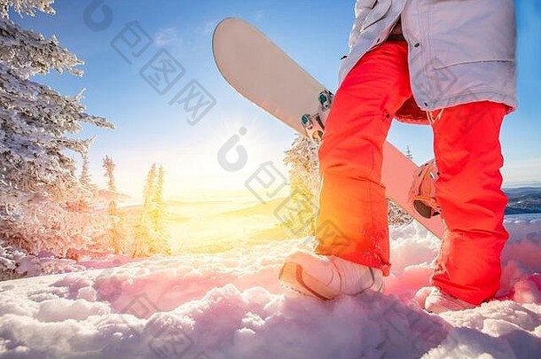 滑雪行动体育运动概念太阳光女人持有滑雪板手需要一步向前
