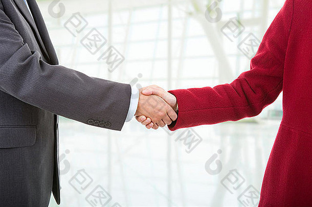 一对商务夫妇在办公室握手