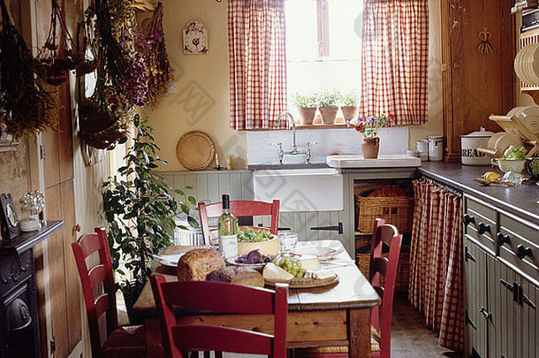 松表格红色的椅子小屋厨房红色的检查窗帘窗口水槽