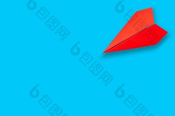 蓝色背景上的红色纸飞机。平面布局，俯视图，带文字位置
