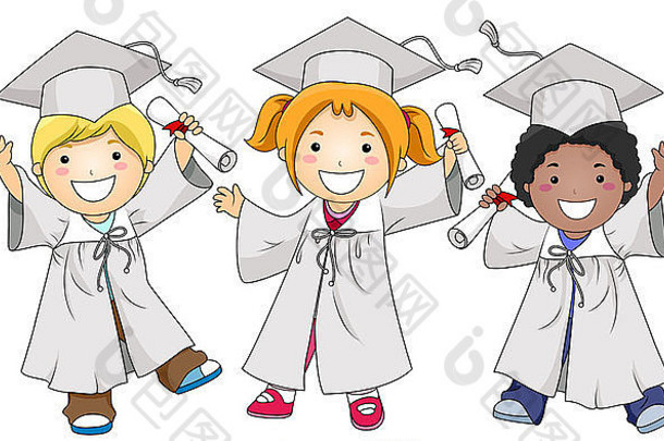 一小群戴着帽子、身穿长袍、喜气洋洋的孩子们一边拿着毕业证书一边摆姿势