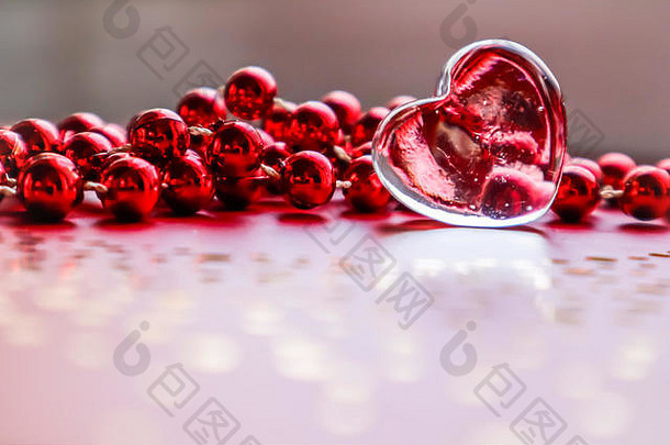 闪亮的透明的心红色的珠子完美的情人节一天问候卡<strong>背景</strong>