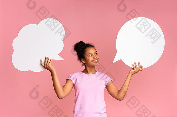在粉色演播室背景上，一个黑人女孩拿着两个演讲泡泡