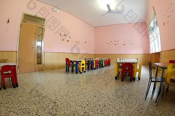 在儿童学校的食堂内，有适合儿童使用的小桌子和小椅子