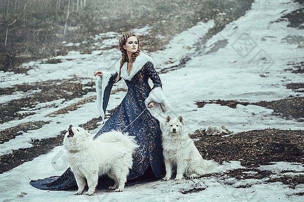 冬天带着狗散步的女人