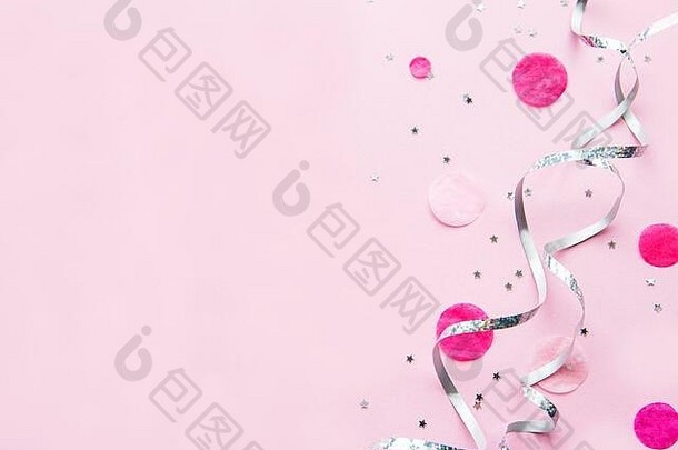 节日最小的平躺风格作文银丝带粉红色的五彩纸屑粉红色的背景平躺生日聚会，派对概念