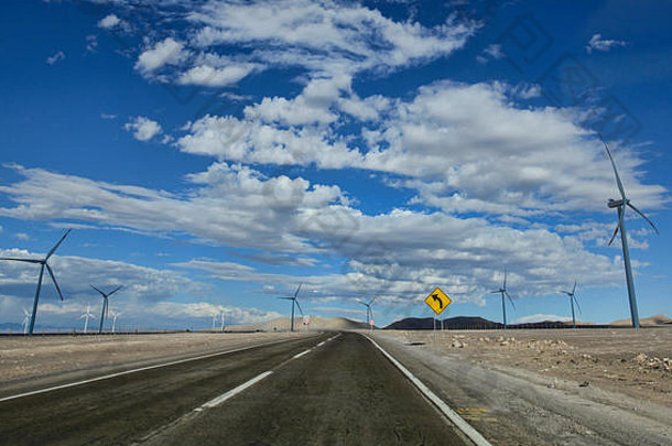 智利阿塔卡马沙漠和风力发电机视图
