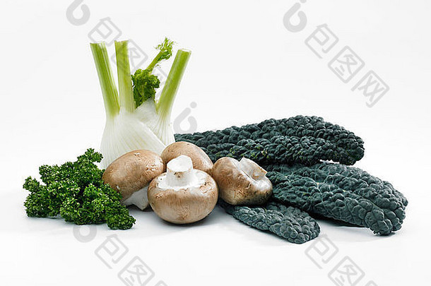 选择新鲜的健康的蔬菜白色背景包括甘蓝茴香蘑菇欧芹