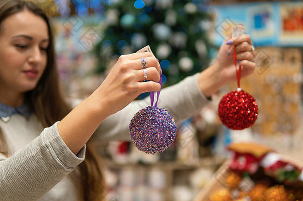 快乐顾客女孩选择圣诞树装饰球