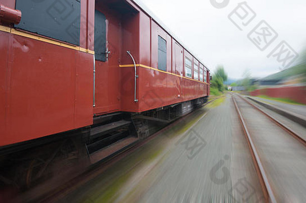 红色的古董火车速度