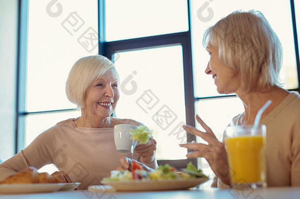 快乐的老年妇女午餐聚会