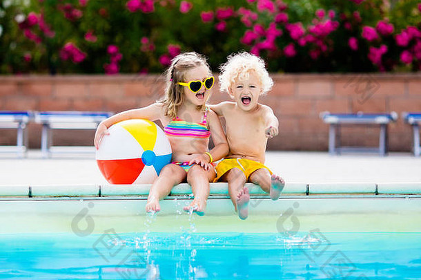 孩子们玩户外游泳池女孩男孩玩游泳度假胜地池热带海滩岛夏天家庭假期游泳眼睛