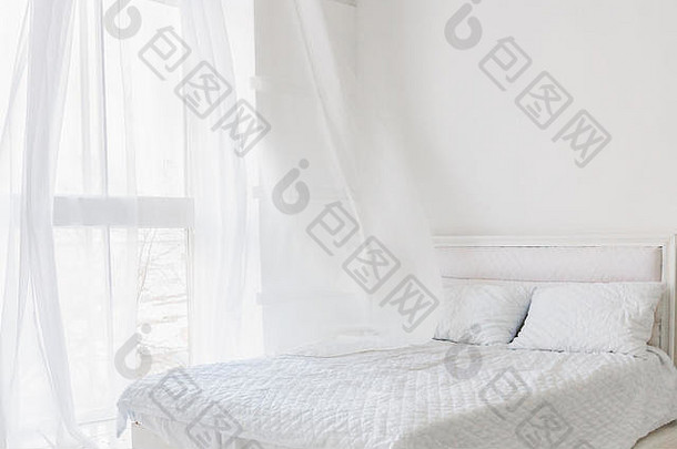 抽象的白色卧室内部。晨风概念