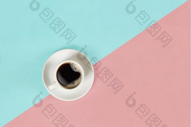 杯黑色的咖啡蓝色的粉红色的背景视图