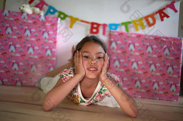 可爱的混合比赛亚洲女孩摆姿势前面堆栈生日礼物首页生活房间包围家庭